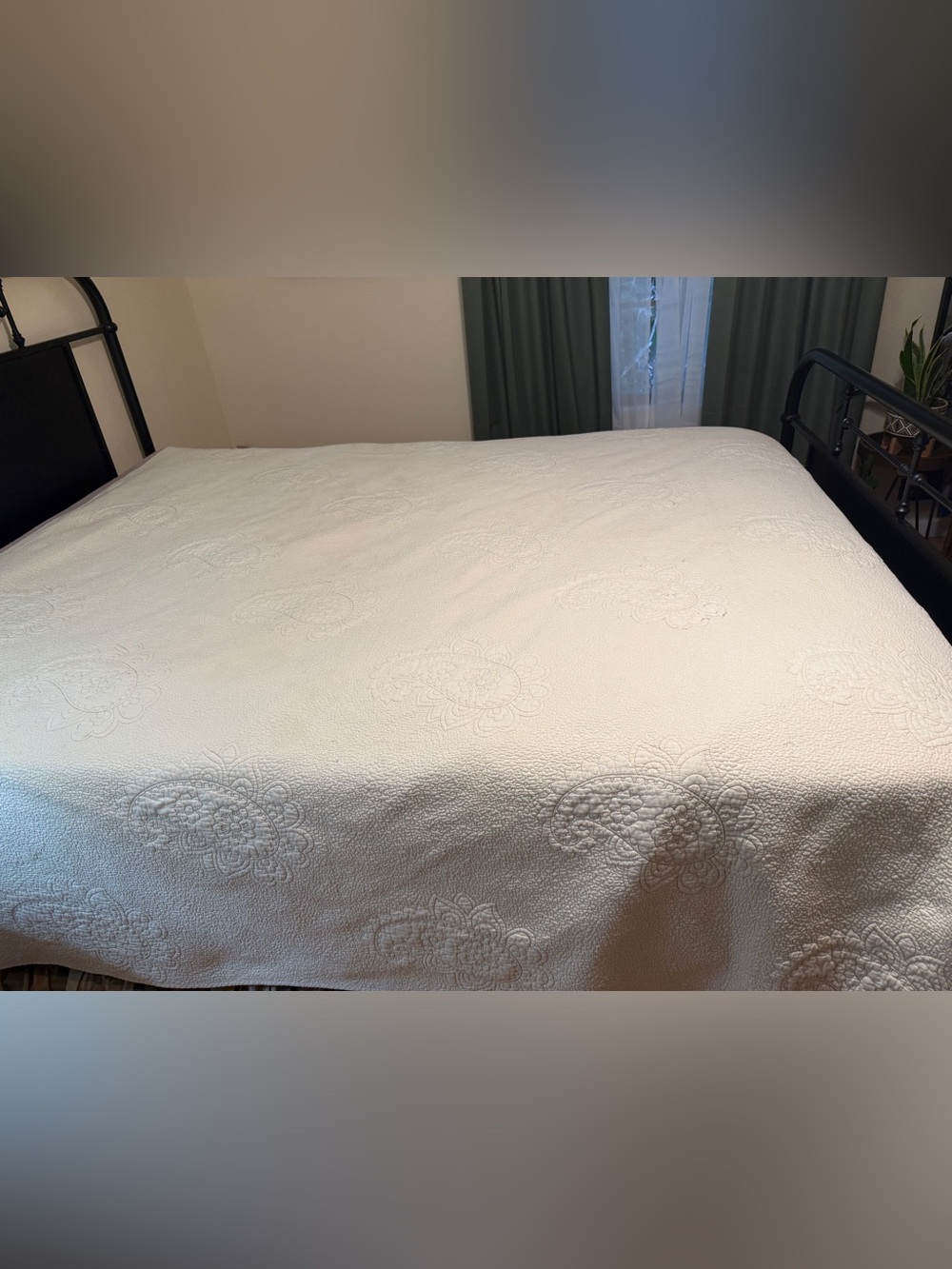 Creamy white floral medallion matelasse cotton quilt
